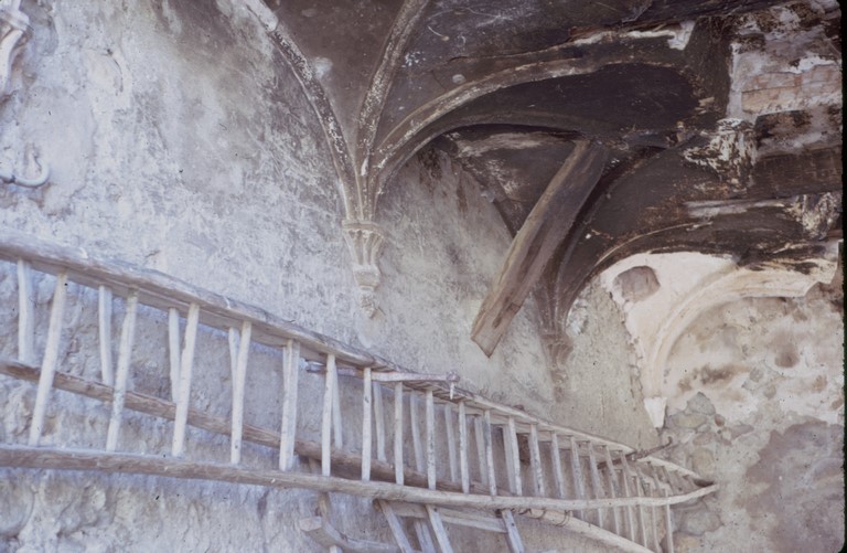 Aile sud. Passage couvert de la porte fortifiée, détail du couvrement. Années 1970, cliché M. Fouche.