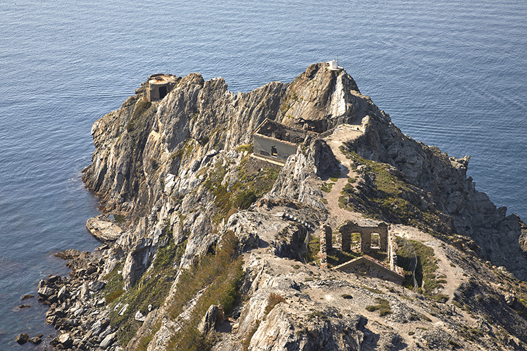 Ensemble du site et des ruines du poste photo électrique, vue plongeante depuis le nord.