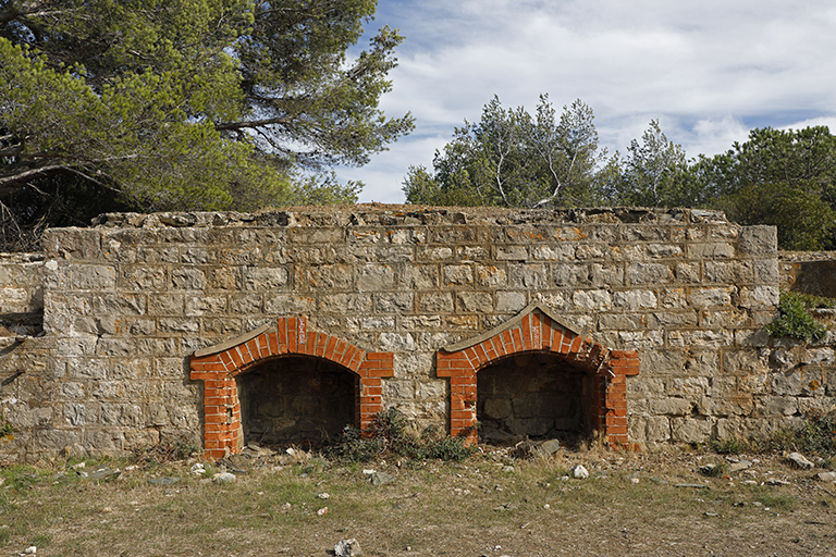 Détail d'un bloc intermédiaire entre deux plates-formes de tir, avec ses deux niches à munitions encadrées en briques.