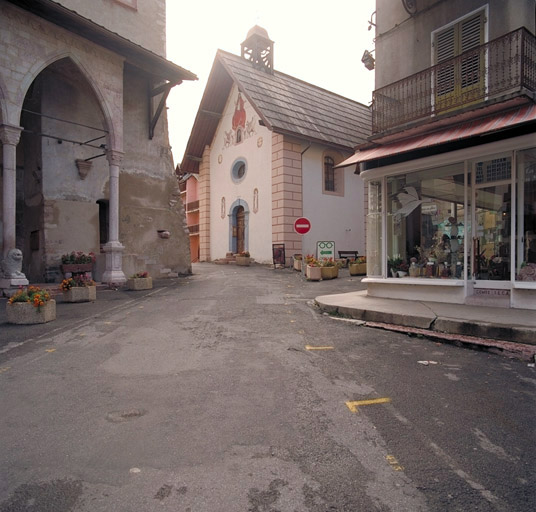 Le parvis de l'église paroissiale, ancienne place publique. Au second plan, la chapelle des pénitents noirs de Saint-Jean-Baptiste.