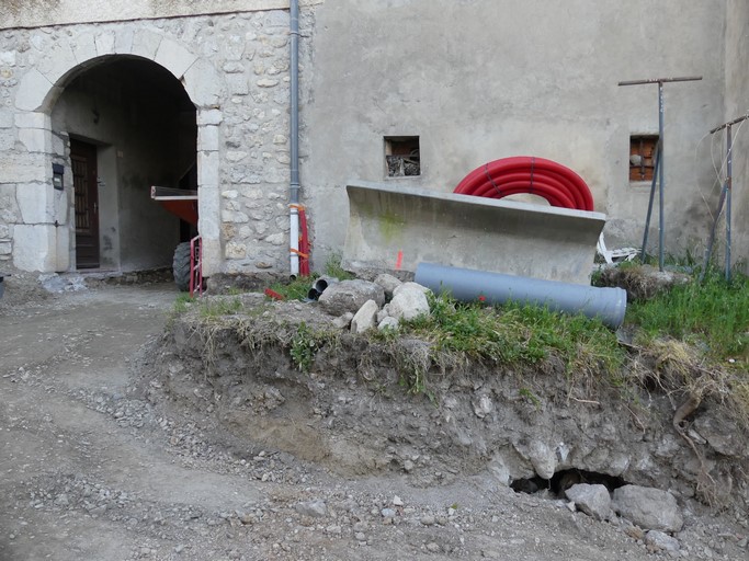 Vestige d'une voûte enterrée au pied sud de la porte fortifiée.