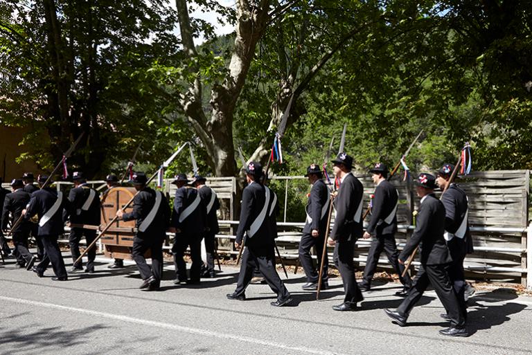 Les Saint-Jeannistes entourant le buste lors de la procession.