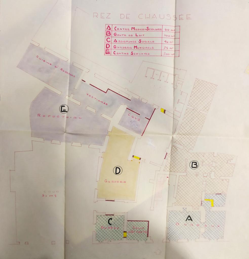 Commune de L'Isle-sur-Sorgue (Vaucluse), immeuble rue Michelet, état des lieux et état d'affectation des locaux, rez-de-chaussée et premier étage, 1951. Echelle 1/100. 