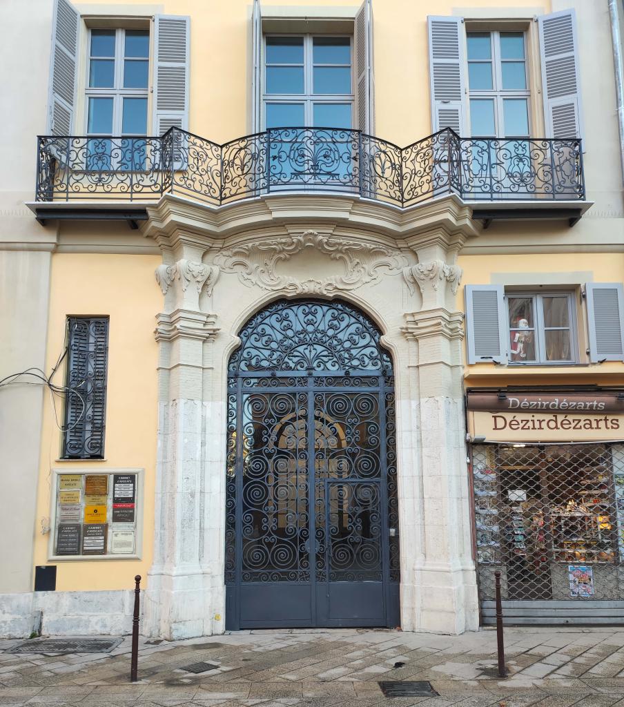 immeuble dit Palais Spitalieri de Cessole, puis aussi Hôtel d'York puis de l'Univers, actuellement immeuble et Hôtel Palais Saleya
