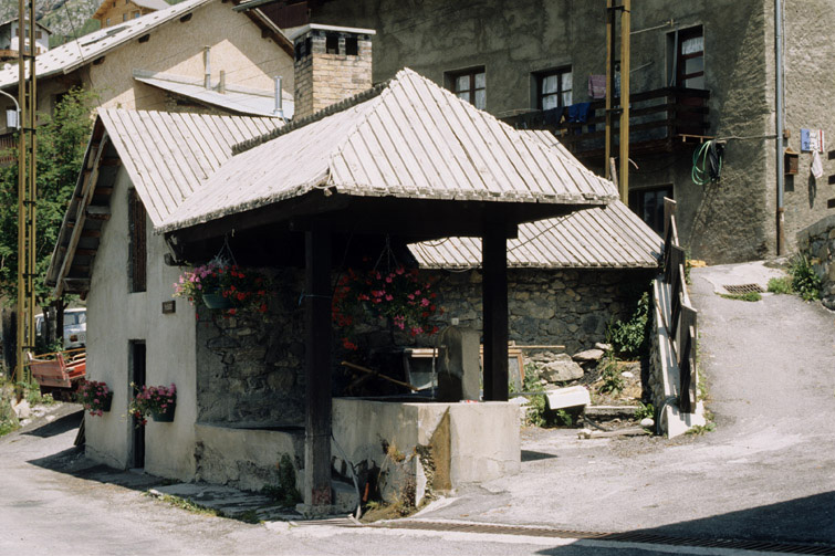 fournil dit four banal, fontaine-lavoir