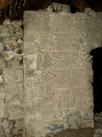 Partie est. Etage de comble, ancienne élévation est de la tour avec enduit à faux appareil façonné.