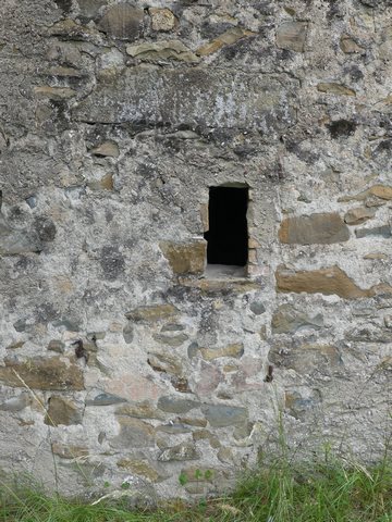 Pignon est, premier niveau. Porte murée et repercée en jour.