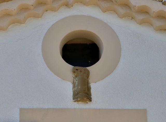 Bâtiment de la boucherie. Pignon est, troisième niveau. Oculus et bloc lapidaire en remploi.