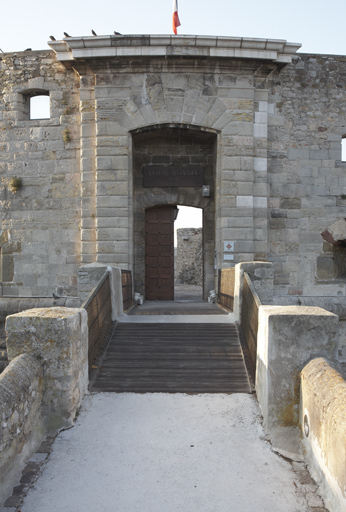 Détail de la porte de la tour vue du pont.