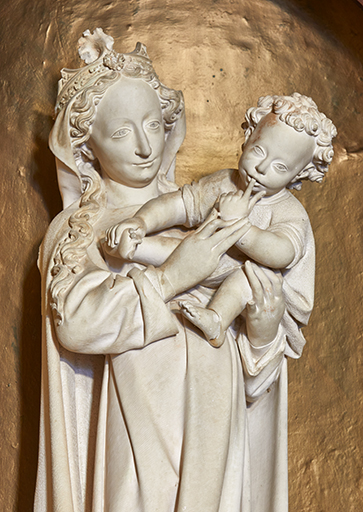 Vue rapprochée de la Vierge et de l'Enfant.
