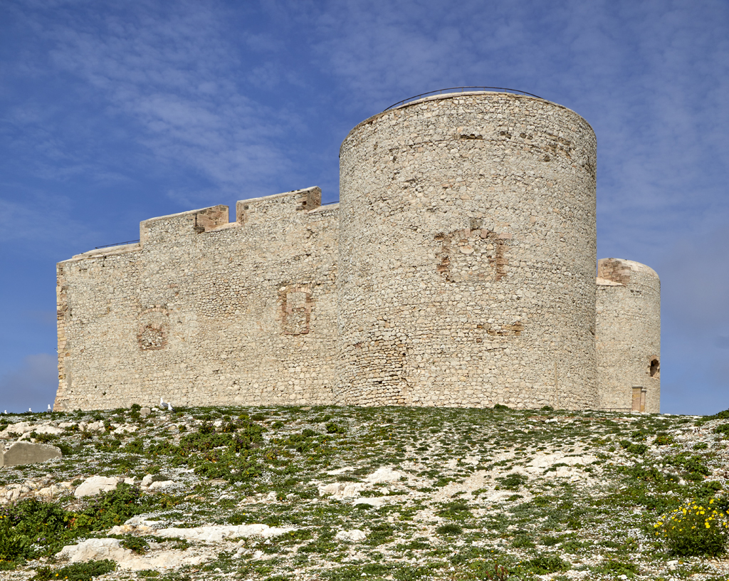 Fig. 65- donjon , vue extérieure sud-sud-est, canonnières murées