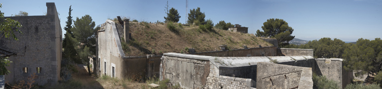 Front de gorge crénelé Est, caserne casematée et front d'artillerie nord, vus depuis l'intérieur du bastion 5.