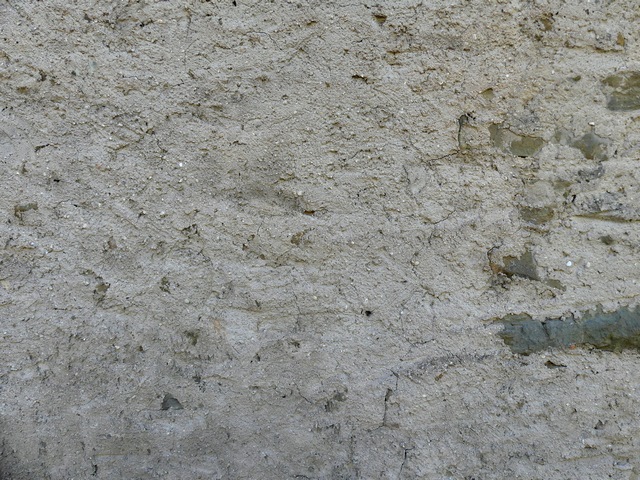 Détail de l'enduit rustique, entrepôt agricole au bourg.