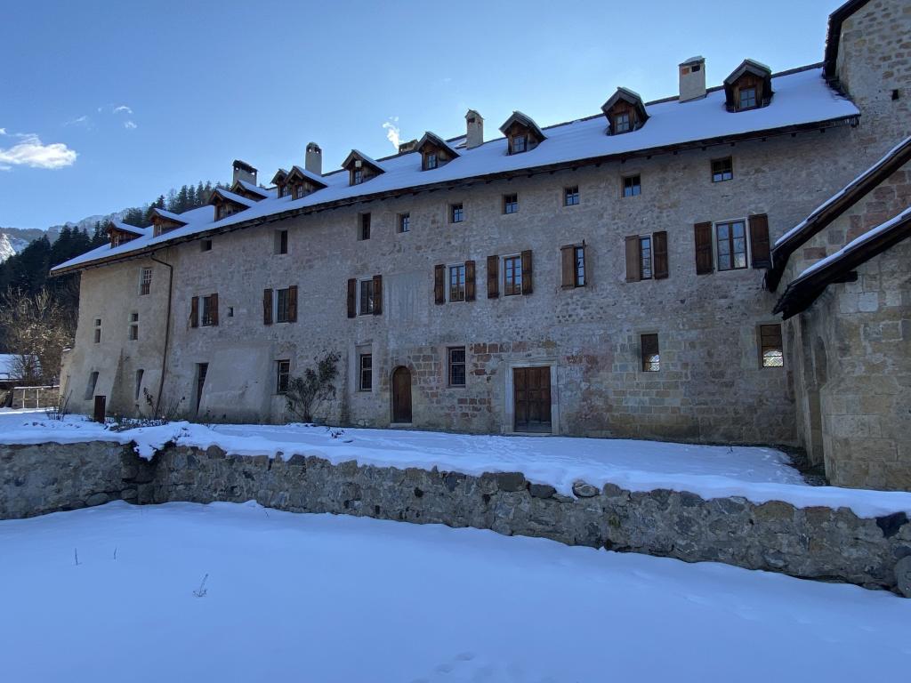 Vue extérieure : élévation est du logis.