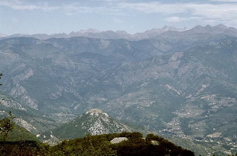 Vue prise depuis l'ouvrage vers le nord. Au deuxième plan, massif de la batterie de Tête de Loup. Au troisième, le fort du Barbonnet. Au fond, crêtes de la région de l'Authion-Mercantour.