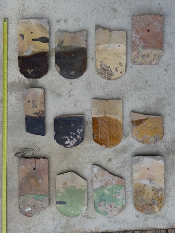 Tuiles écailles glaçurées, avec crochet triangulaire et trou de fixation. Vue de dessus.