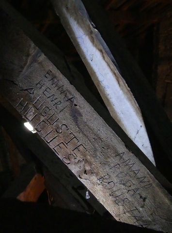 Charpente de la croupe. Jambette du poinçon portant des inscriptions gravées.