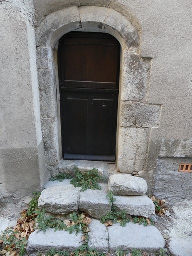 Porte de logis avec encadrement chanfreiné en anse de panier. Maison située passage du Perruquier au bourg de Ribiers (parcelle 1998 E2 1569).