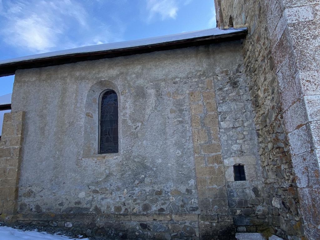 Vue du mur extérieur de la chapelle nord collé contre le mur de l'édifice antérieur.