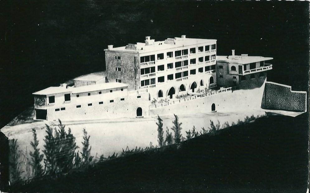 [Vue de la maquette du projet d'immeuble sur le réduit de la batterie du Roucas Blanc],1961.