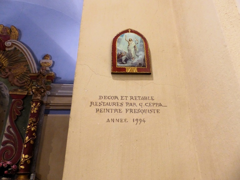 Arc triomphal, pilier sud. Détail de l'inscription  : Décor et retable / restaurés par G. Ceppa / peintre fresquiste / année 1994.