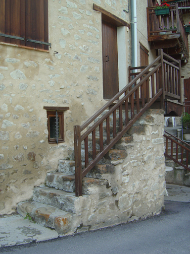 Le village. Escalier de distribution extérieur droit parallèle à la façade (maison parcelle AC 173).