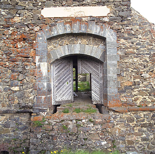 Porte d'entrée du fort avec ses vantaux en place.