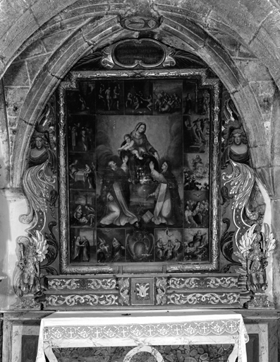 tabernacle, 2 gradins d'autel, retable, cadre et tableau : La Vierge et l'Enfant Jésus remettant le rosaire à saint Dominique et sainte Catherine de Sienne, scènes du rosaire