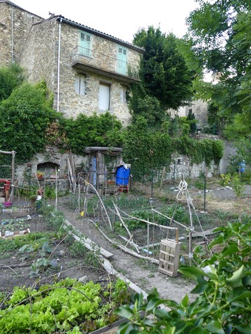 Jardins au pied oriental du bourg.