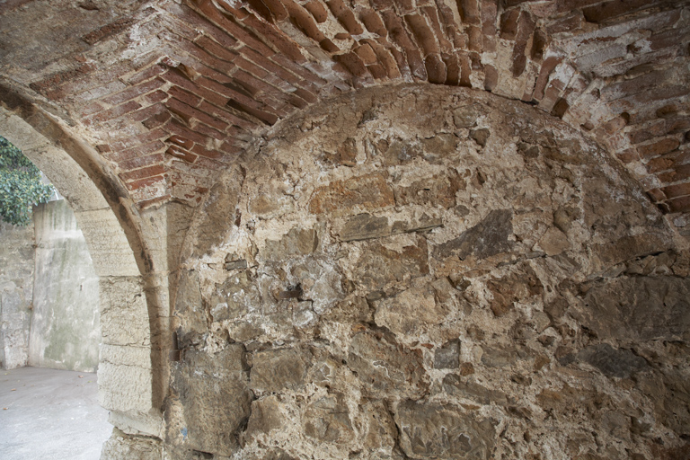 Galerie-poterne de communication de la cour du fort au fossé-cour sud; détail sas de la porte basse.