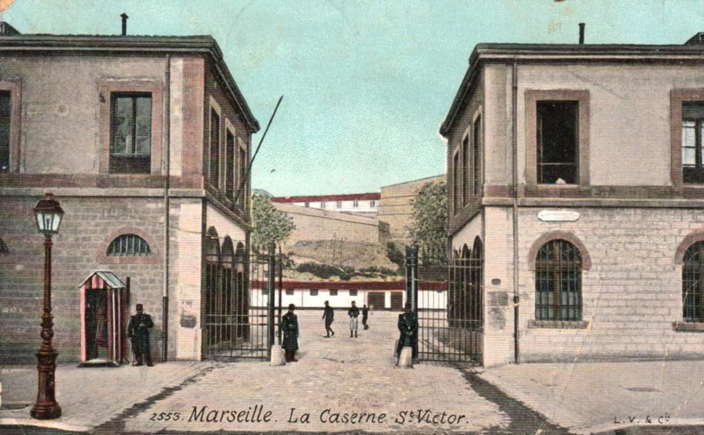 Marseille. La caserne St Victor. [Vue de l'entrée de la caserne d'Aurelle grille et pavillons], c. 1900.