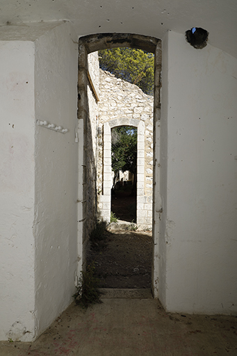 Intérieur de la cuisine du casernement (a) donnant sur la cour d'entrée en face de la porte du couloir d'isolement du bâtiment (a).