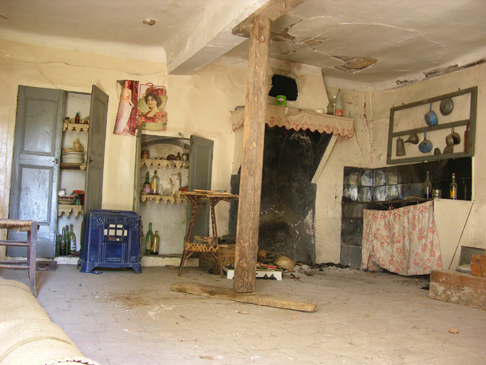 Intérieur du logis d'une maison à Villars-Brandis (Castellane) : placards muraux (à gauche), cheminée (au centre), potager et évier (à droite).