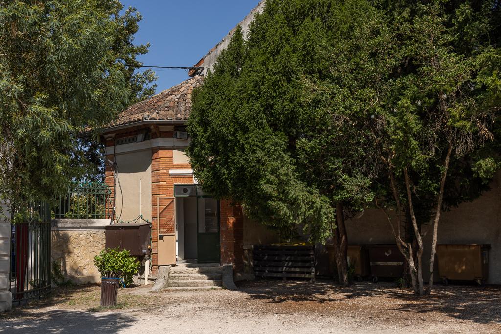 Pavillon d'entrée : vue générale depuis le parc. 