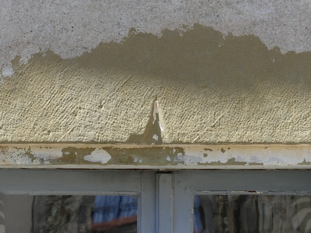 Elévation est, deuxième niveau. Fenêtre, détail du linteau à accolade retaillé avec feuillure.