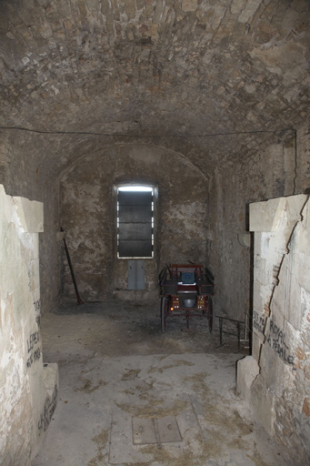 Intérieur de la travée casematée d'entrée, avec murs d'accroche du pont-levis à la Devèze.