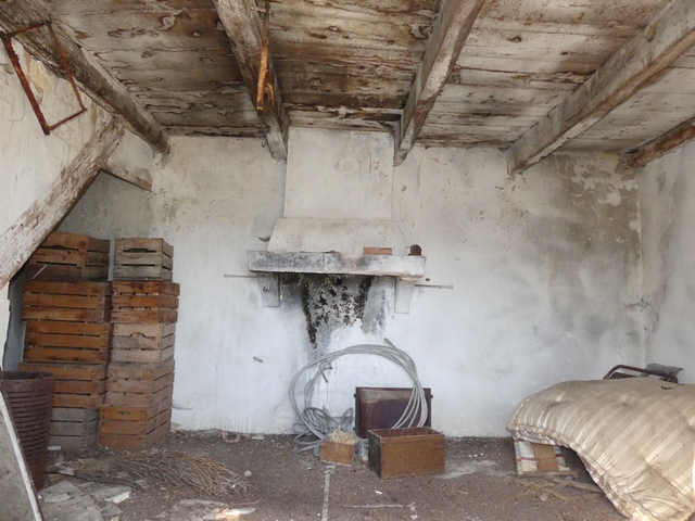 Intérieur d'un logis saisonnier, « cabanon » à Pigerolles.
