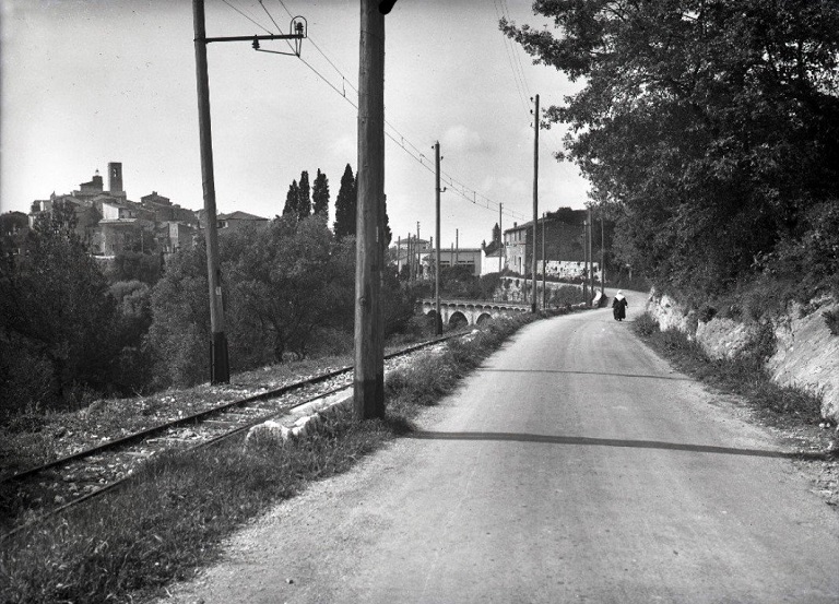 [Ligne du tramway au nord du village, en fonction entre 1911 et 1933. Vue prise du nord-est.]. 
