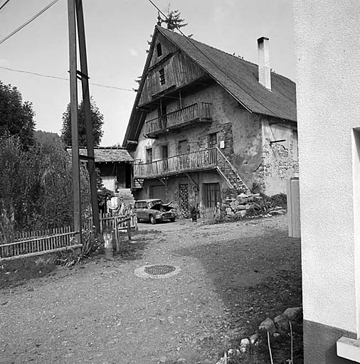 Saint-Michel-de-Chaillol. La Vilette. Parcelle 277 ? Ferme à façade en mur-pignon avec logis à l'étage.