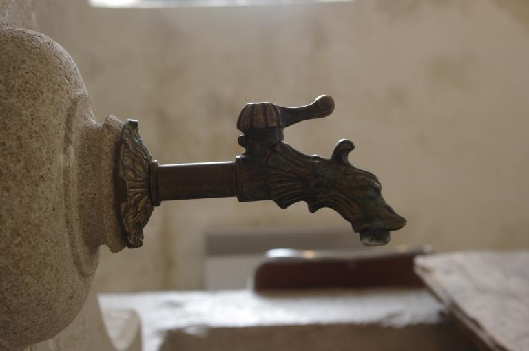 Chapelle du Saint-Sacrement puis chapelle des Pénitents blancs, puis lavoir public, actuellement salle d'exposition