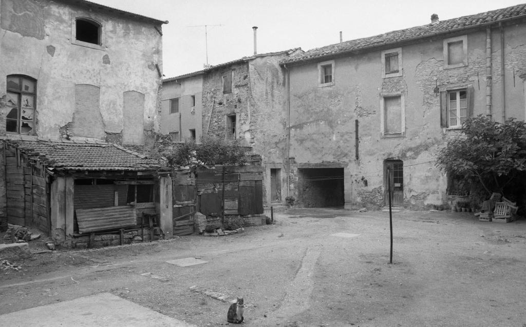 Façades sud et ouest sur cour avant travaux, [vers 1980].