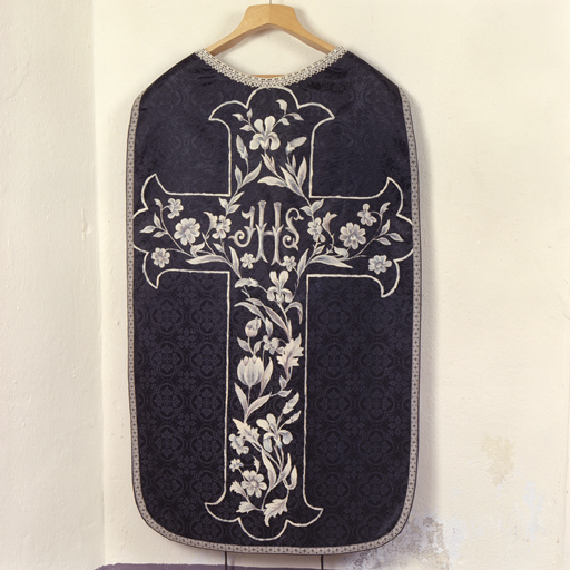 ensemble de vêtements liturgiques : chasuble, étole, manipule, voile de calice, bourse de corporal (ornement noir)