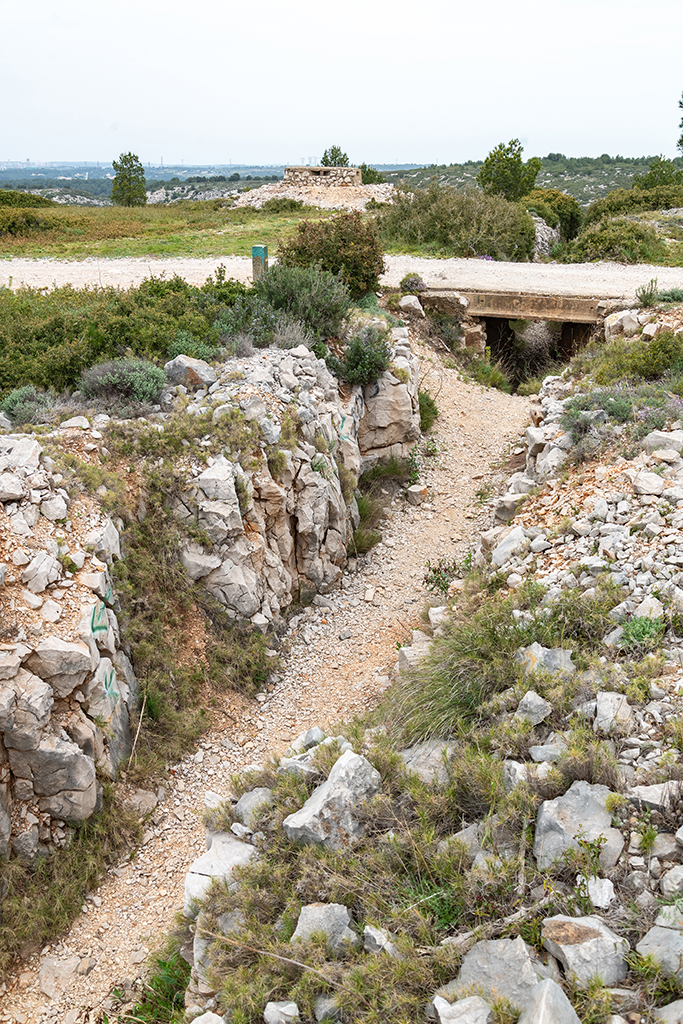 Prolongement nord de la tranchée partant de la cuve n°2 de la batterie principale, passant sous le chemin