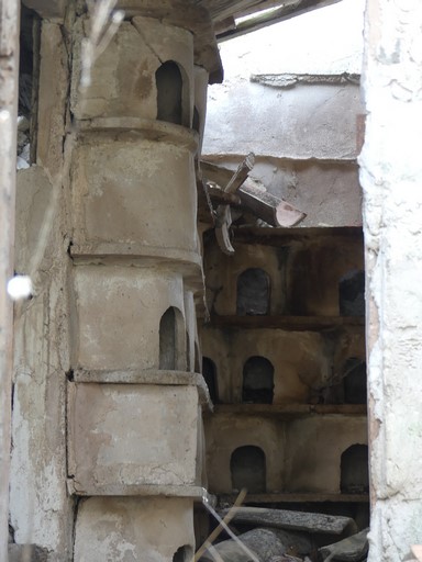 Logis. Etage de comble, pigeonnier. Boulins en gypse.