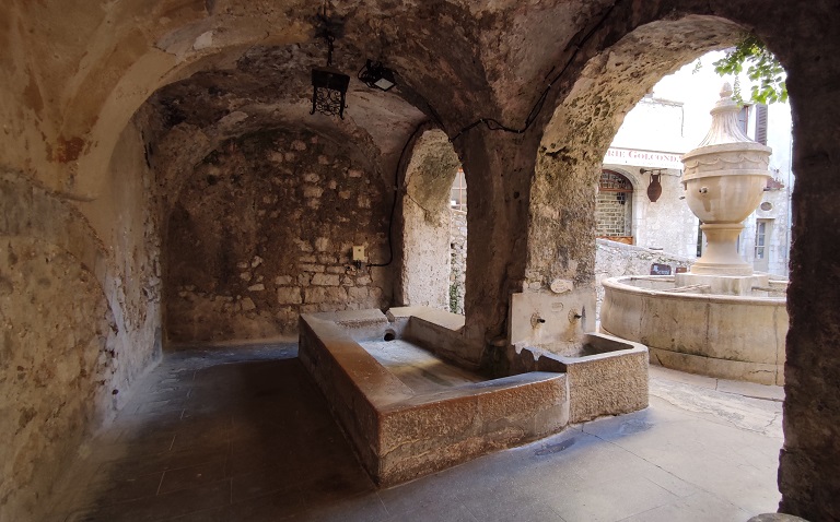 Lavoir (1833 B 185) et fontaine monumentale à l'arrière.