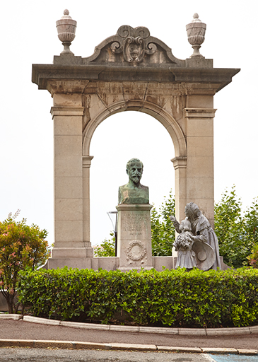 Monument commémoratif Léon Chiris