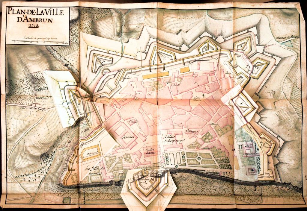 Plan de la ville d'Embrun. 1718. [Etat des lieux et projets], 1718.