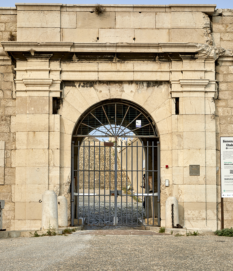 Fort St Nicolas : détail de la façade de la porte d'entrée de 1862.
