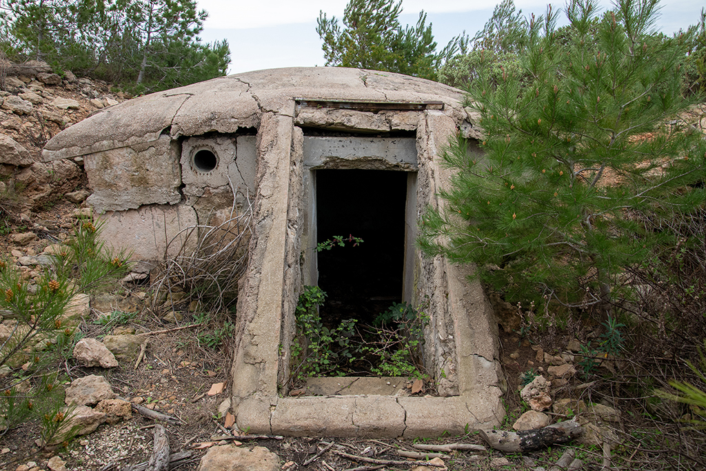 abri en béton semi-enterré dit abri-tortue, porte et façade d'entrée