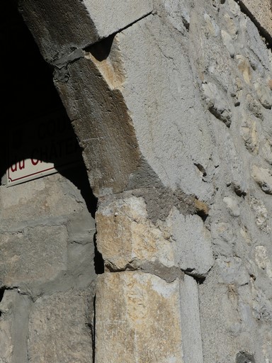 Aile sud. Porte fortifiée, élévation sud. Détail du congé supérieur du chanfrein.